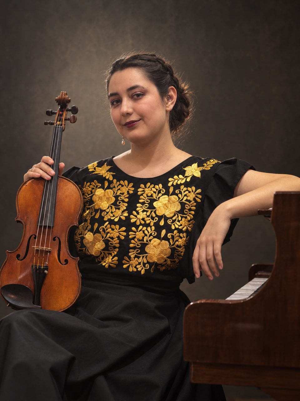 Retrato de Lluvia Sánchez con su violín
